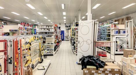 Ensemble immobilier magasin show room entrepôts 2170m² : show room