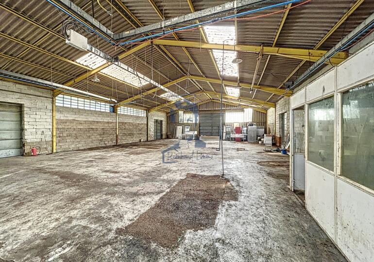 Bâtiment polyvalent entrepôt et bureaux 650m²
