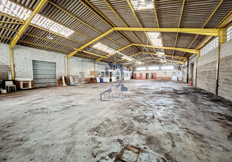 Bâtiment polyvalent entrepôt et bureaux 650m²