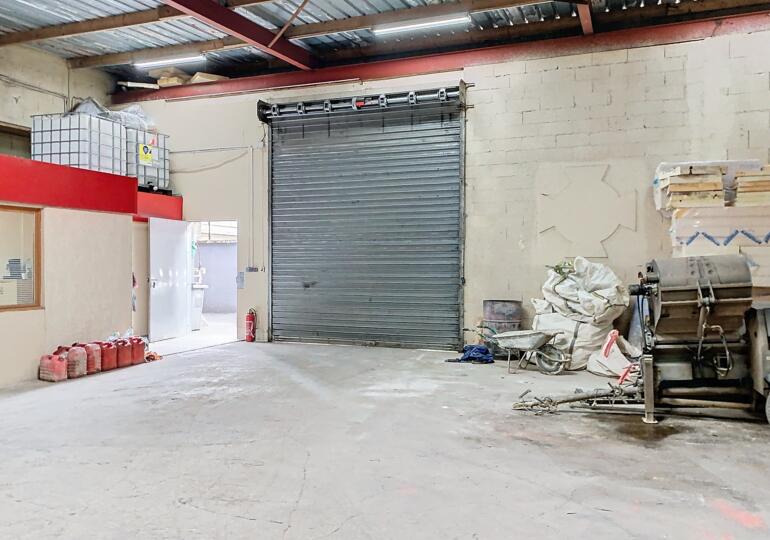 Ensemble immobilier entrepôt et bâtiment commercial 350m²: bâtiment de 185m²