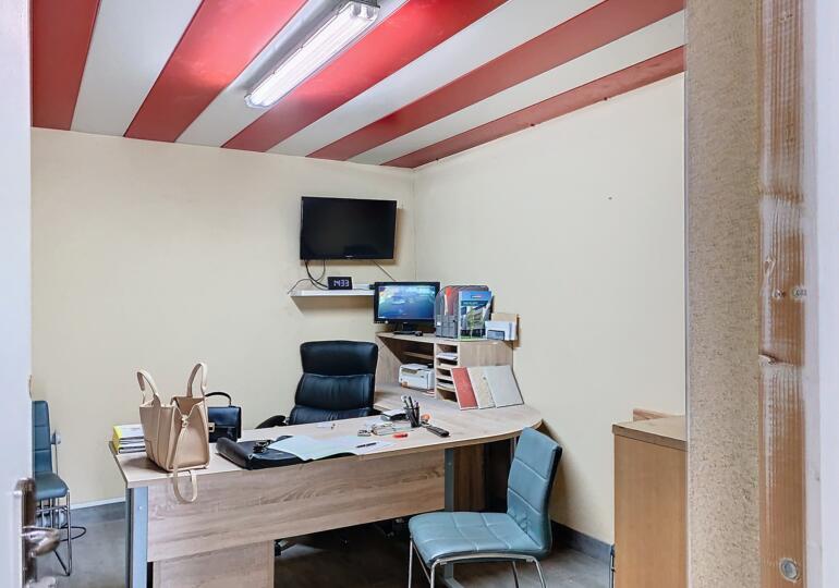 Ensemble immobilier entrepôt et bâtiment commercial 350m²: bâtiment de 185m² bureau