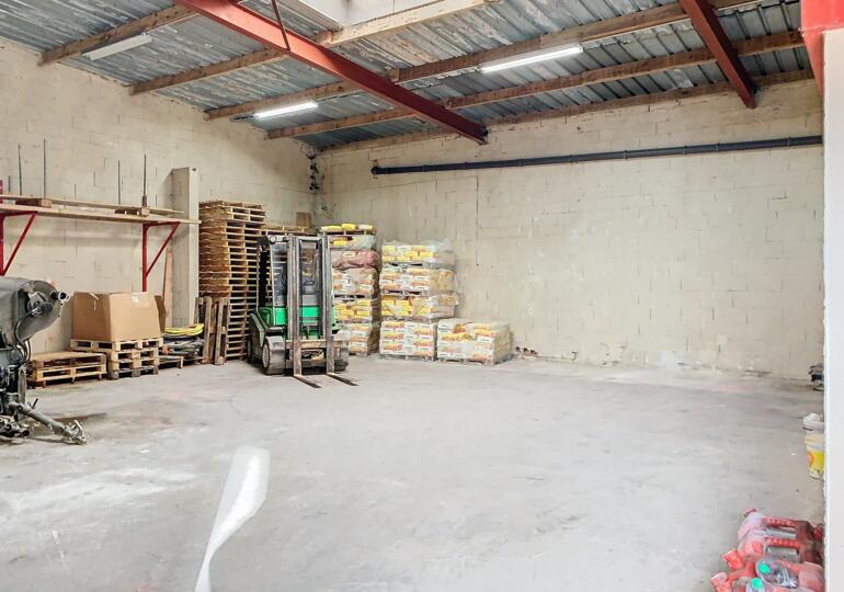 Ensemble immobilier entrepôt et bâtiment commercial 350m²: bâtiment de 185m²