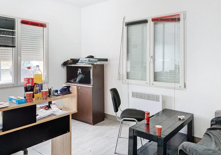 Ensemble immobilier entrepôt et bâtiment commercial 350m²:  bâtiment 165m²bureaux