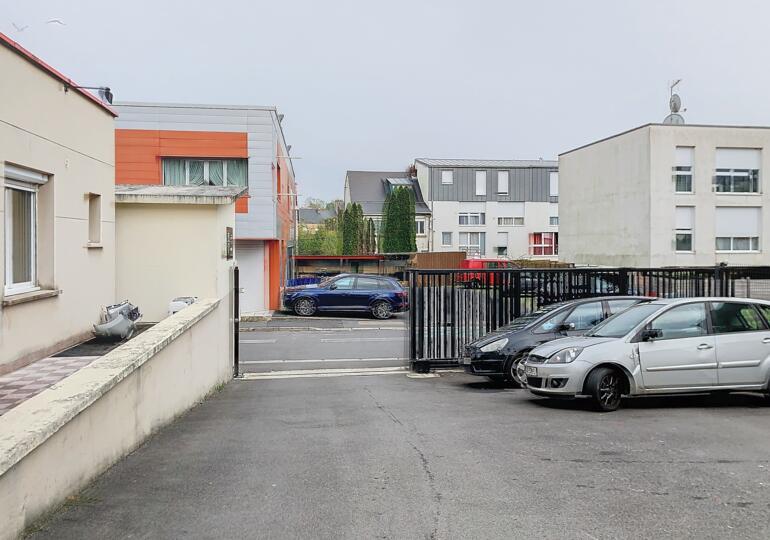 Ensemble immobilier entrepôt et bâtiment commercial 350m²:  bâtiment 165m²bureaux