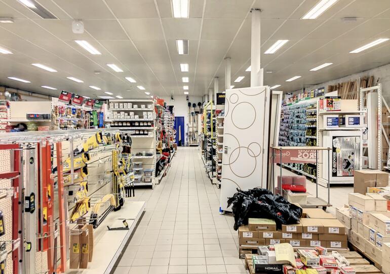 Ensemble immobilier magasin show room entrepôts 2170m² : show room