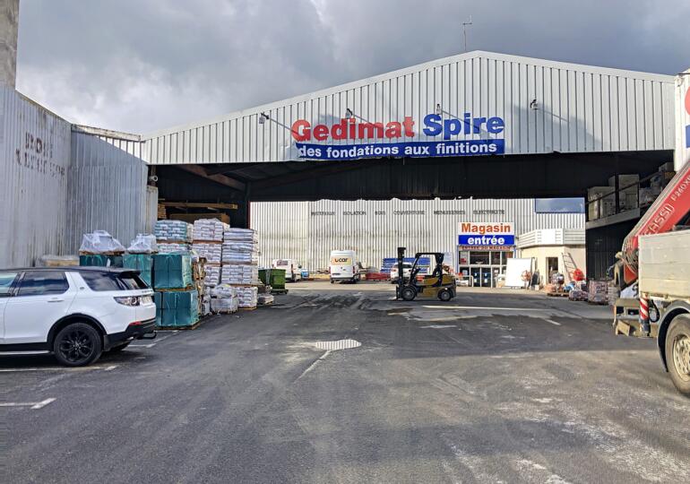 Ensemble immobilier magasin show room entrepôts 2170m²