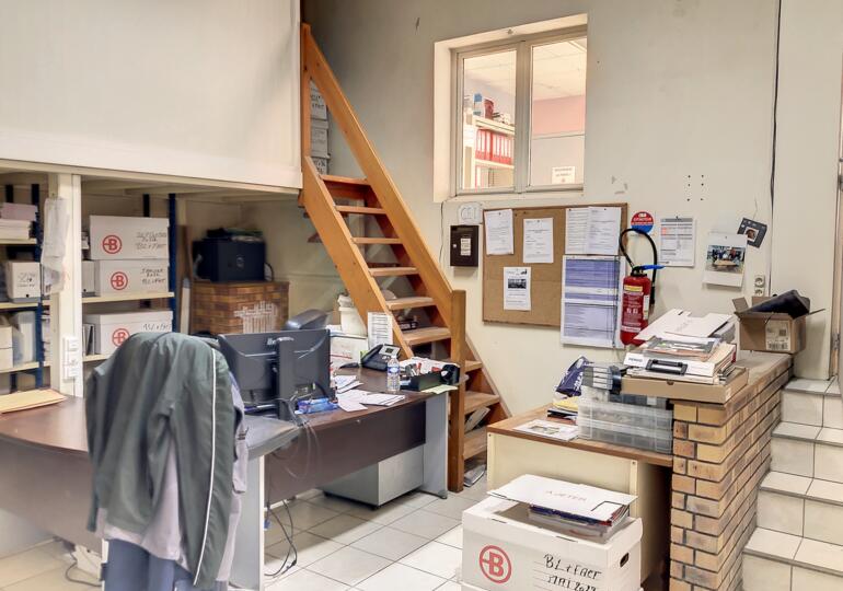 Ensemble immobilier magasin show room entrepôts 2170m² :  bureaux