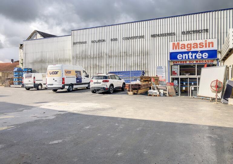 Ensemble immobilier magasin show room entrepôts 2170m²