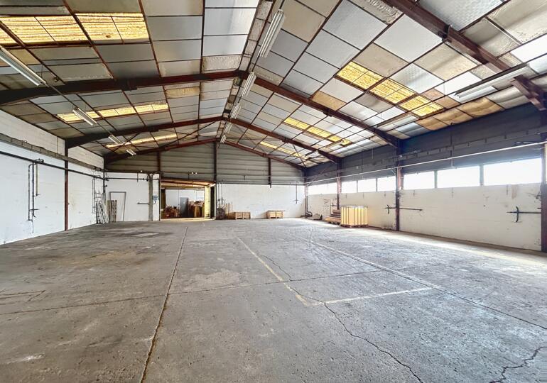 Bâtiment industriel artisanal ou stockage 700m²