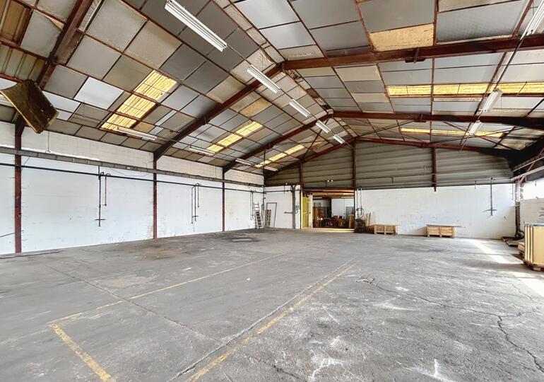 Bâtiment industriel artisanal ou stockage 700m²