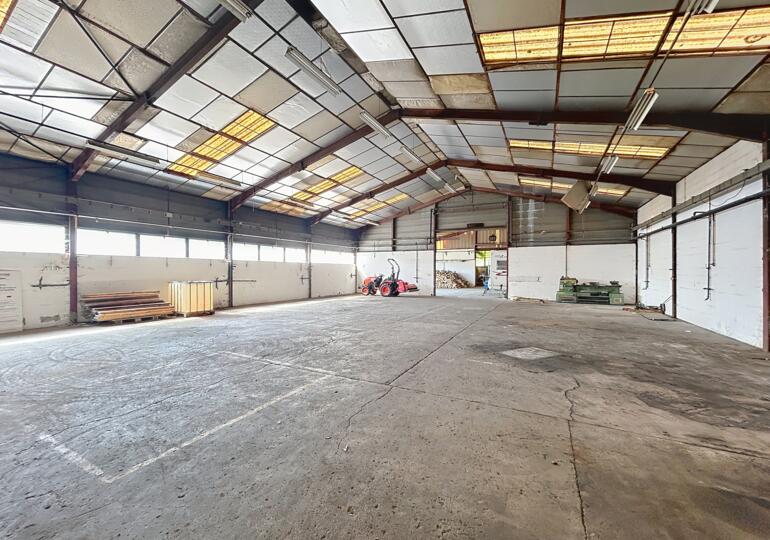 Bâtiment industriel artisanal ou stockage 700m²