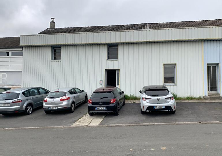 Bâtiment professionnel - stockage - bureaux + terrain constructible 752m²