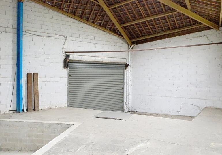 Bâtiment professionnel - stockage - bureaux + terrain constructible 752m²