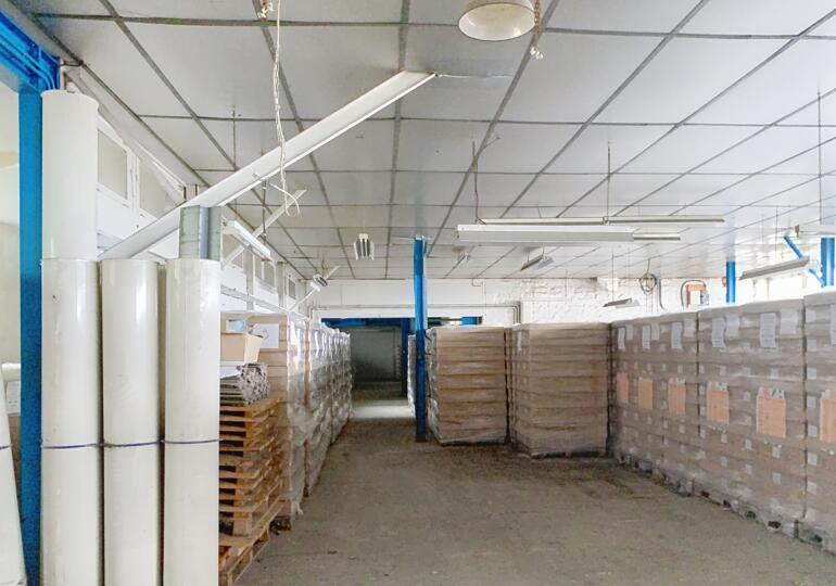 Bâtiment professionnel - stockage - bureaux + terrain constructible 752m²