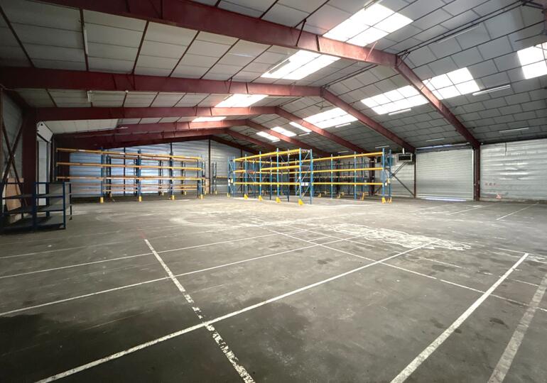 Bâtiment industriel 2400m²