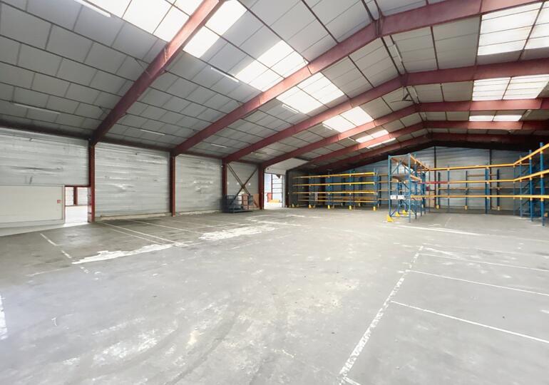 Bâtiment industriel 2400m²