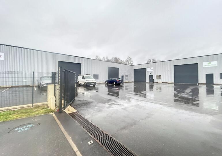 Local professionnel 192m²